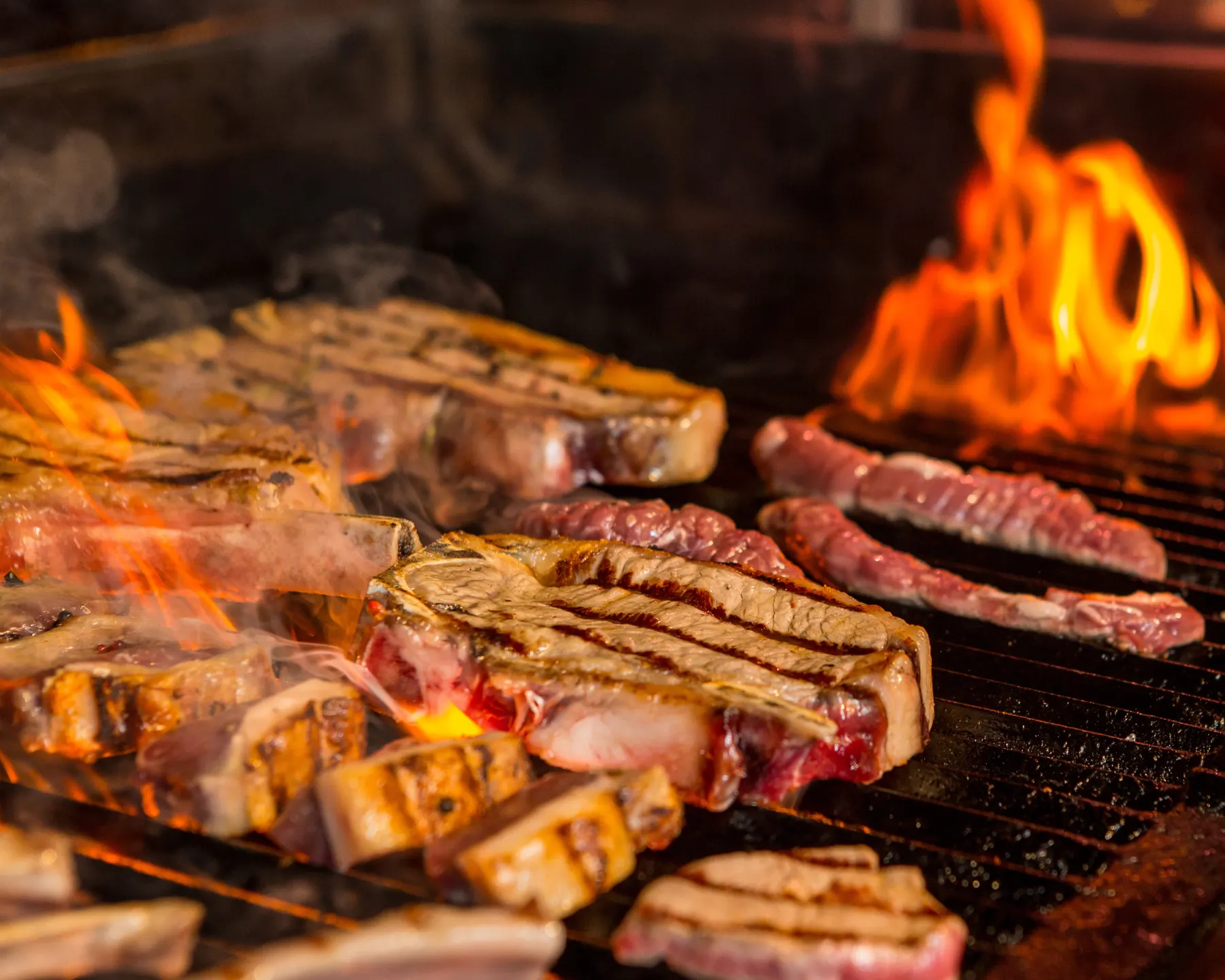 Carne na brasa na grelha do Viveiro